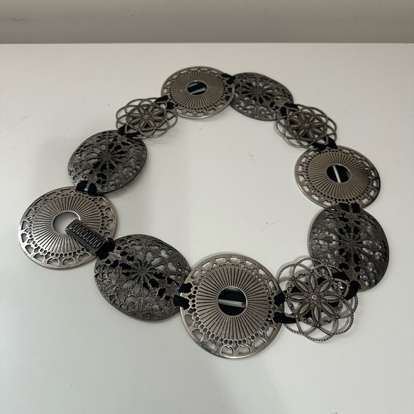 Sandy Duftler women’s metal designer concho medallion Stretchy belt - Picture 6 of 12